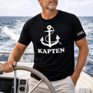 Svart t-shirt med vitt ankarmotiv och texten KAPTEN – t-shirt för båtägare