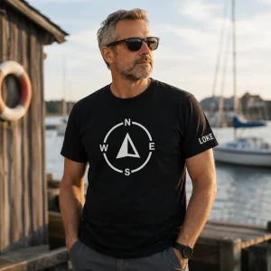 svart t-shirt med kompassdesign och eget namn på ärmen,