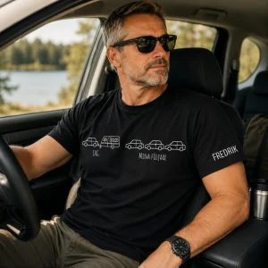 Personlig t-shirt för husvagnsägare med eget namn på ärmen och humoristiskt campingtryck.