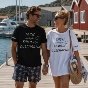 Personliga t-shirts för par med texten "Tack och lov för familjeduscharna" och eget namn på ärmen.