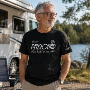 Personlig pensionärs-t-shirt med husbilsmotiv och eget namn på ärmen, perfekt för husbilssemester och campingliv.